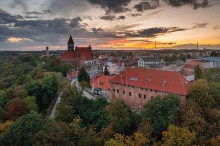 Téléchargez les photos : Aerial view of the old town with the Teutonic castle and the church in Nowe by the Vistula river. Poland - en image libre de droit