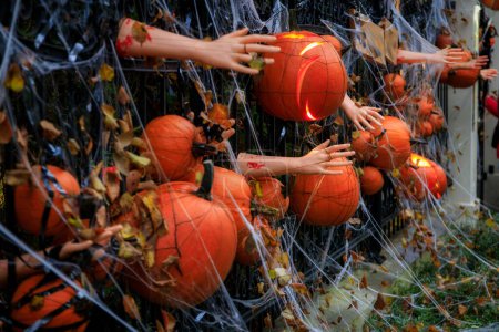 Foto de Decoraciones de Halloween aterradoras en la cerca. Polonia - Imagen libre de derechos