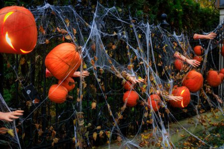 Téléchargez les photos : Décorations d'Halloween effrayantes sur la clôture. Pologne - en image libre de droit
