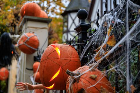 Téléchargez les photos : Décorations d'Halloween effrayantes sur la clôture. Pologne - en image libre de droit