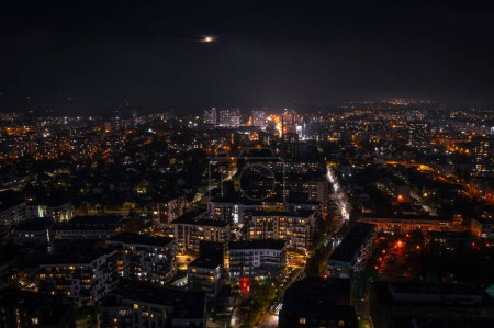 Foto de Paisaje urbano aéreo de Gdansk Przymorze con vistas al mar Báltico por la noche, Polonia. - Imagen libre de derechos