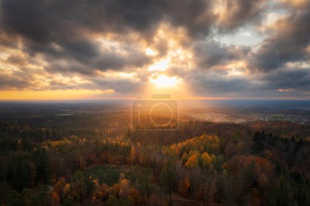 Téléchargez les photos : Beau paysage de Kashubia en automne à Wiezyca au coucher du soleil, Pologne - en image libre de droit