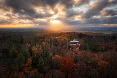 Foto de Hermoso paisaje de Kashubia en otoño con la torre de observación en Wiezyca, Polonia - Imagen libre de derechos