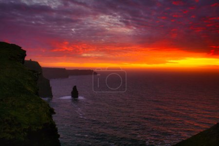 Foto de Hermosa puesta de sol sobre el Atlántico desde los acantilados de Moher, Condado de Clare, Irlanda - Imagen libre de derechos