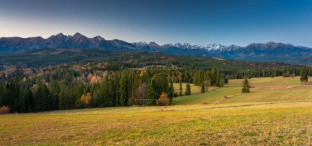 Téléchargez les photos : Beau lever de soleil sur la prairie sous les montagnes Tatra à l'automne. Pologne - en image libre de droit