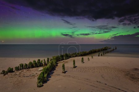 Téléchargez les photos : Aurores boréales sur la mer Baltique en Pologne, Debki - en image libre de droit
