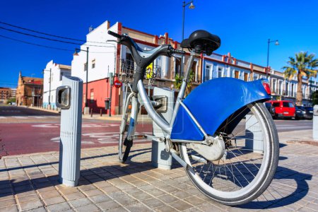 Fahrräder zu vermieten am Strand Playa de las Arenas in Valencia, Spanien