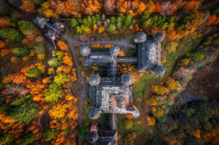 Téléchargez les photos : Château de Lapalice, entouré de forêts et lacs kachoubes à l'automne, Pologne - en image libre de droit