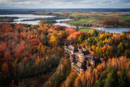 Téléchargez les photos : Château de Lapalice, entouré de forêts et lacs kachoubes à l'automne, Pologne - en image libre de droit