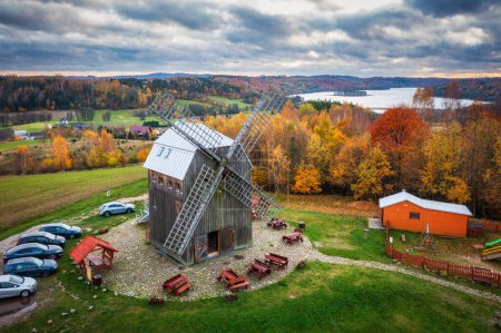 Téléchargez les photos : Paysage automnal du moulin à vent, lacs et forêts kachoubes, Pologne - en image libre de droit