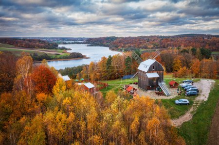 Téléchargez les photos : Paysage automnal du moulin à vent, lacs et forêts kachoubes, Pologne - en image libre de droit