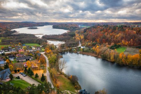 Téléchargez les photos : Paysage automnal des lacs et forêts kachoubes, Pologne - en image libre de droit