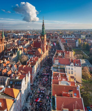 Foto de Vista aérea de la ciudad principal de Gdansk durante las celebraciones del día de la independencia en Polonia el 11 de noviembre. - Imagen libre de derechos