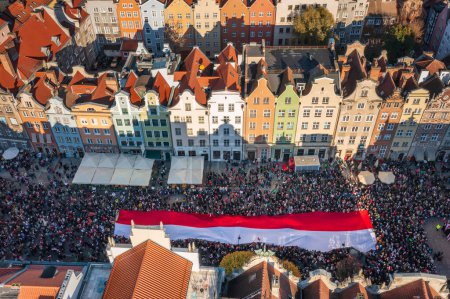 Foto de Vista aérea de la ciudad principal de Gdansk durante las celebraciones del día de la independencia en Polonia el 11 de noviembre. - Imagen libre de derechos