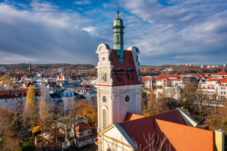 Téléchargez les photos : Vue aérienne de la ville de Sopot par la mer Baltique à l'automne, Pologne - en image libre de droit