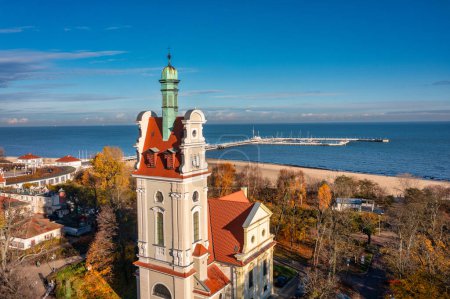Téléchargez les photos : Vue aérienne de la ville de Sopot par la mer Baltique à l'automne, Pologne - en image libre de droit
