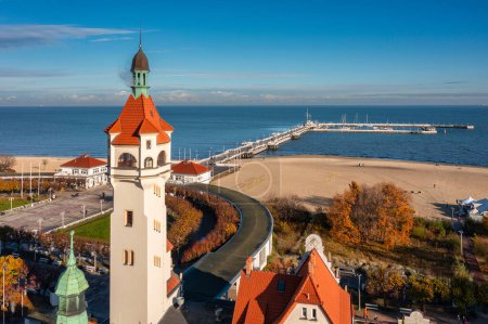 Foto de Vista aérea de la ciudad de Sopot por el Mar Báltico en otoño, Polonia - Imagen libre de derechos