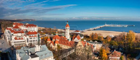 Téléchargez les photos : Panorama aérien de la ville de Sopot au bord de la mer Baltique à l'automne, Pologne - en image libre de droit