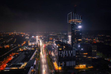 Foto de Gdansk, Polonia - 29 de octubre de 2023: Paisaje urbano aéreo de Gdansk con el rascacielos Olivia Star por la noche, Polonia. - Imagen libre de derechos