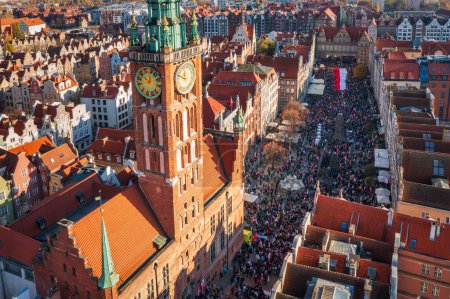 Foto de Gdansk, Polonia - 11 de noviembre de 2023: Vista aérea de la ciudad principal de Gdansk durante las celebraciones del día de la independencia en Polonia el 11 de noviembre. - Imagen libre de derechos