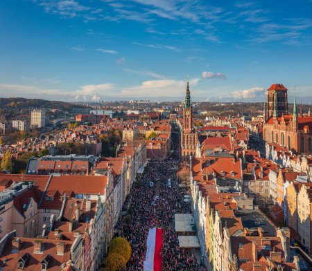 Foto de Gdansk, Polonia - 11 de noviembre de 2023: Vista aérea de la ciudad principal de Gdansk durante las celebraciones del día de la independencia en Polonia el 11 de noviembre. - Imagen libre de derechos