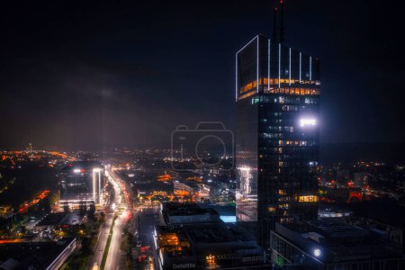 Foto de Gdansk, Polonia - 29 de octubre de 2023: Paisaje urbano aéreo de Gdansk con el rascacielos Olivia Star por la noche, Polonia. - Imagen libre de derechos
