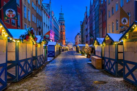 Téléchargez les photos : Gdansk, Pologne - 26 novembre 2023 : Foire de Noël magnifiquement éclairée dans la ville principale de Gdansk à l'aube. Pologne - en image libre de droit