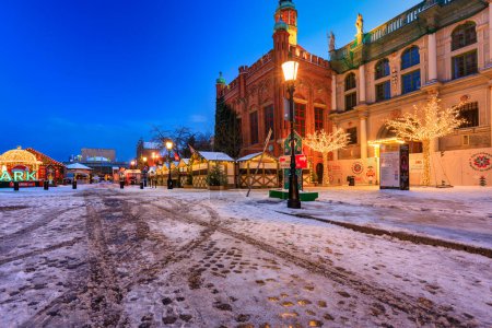 Téléchargez les photos : Gdansk, Pologne - 26 novembre 2023 : Foire de Noël magnifiquement éclairée (Jarmark en polonais) dans la ville principale de Gdansk à l'aube. Pologne - en image libre de droit