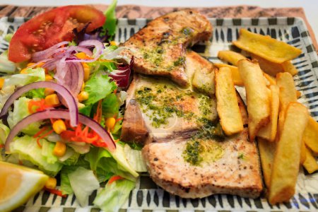 Téléchargez les photos : Fish and chips avec salade dans l'assiette - en image libre de droit