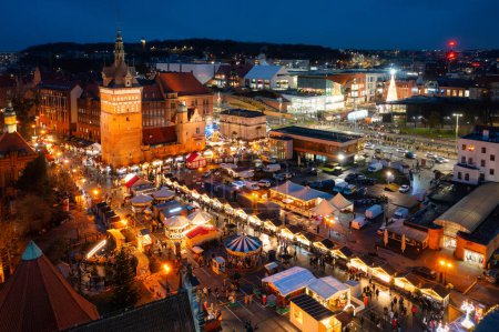 Foto de Feria de Navidad bellamente iluminada en la ciudad principal de Gdansk al atardecer. Polonia - Imagen libre de derechos