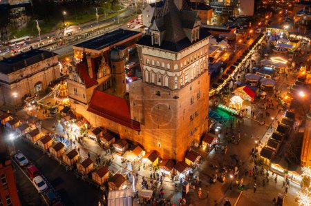 Foto de Feria de Navidad bellamente iluminada en la ciudad principal de Gdansk al atardecer. Polonia - Imagen libre de derechos