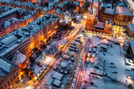 Foto de Feria de Navidad bellamente iluminada en la ciudad principal de Gdansk al amanecer. Polonia - Imagen libre de derechos