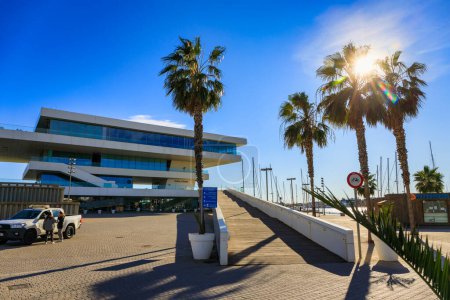 Téléchargez les photos : Valence, Espagne - 22 janvier 2023 : Beau paysage de la Marina de Valence avec le port de plaisance et le bâtiment moderne Veles e Vents, Espagne. - en image libre de droit