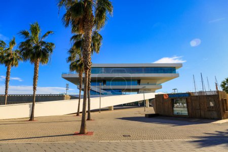Téléchargez les photos : Valence, Espagne - 22 janvier 2023 : Beau paysage de la Marina de Valence avec le port de plaisance et le bâtiment moderne Veles e Vents, Espagne. - en image libre de droit