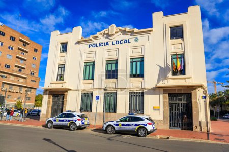 Foto de Valencia, España - 22 de enero de 2023: Un coche de policía parado frente a una estación de policía en Valencia, España. - Imagen libre de derechos