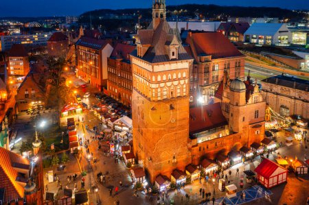 Foto de Gdansk, Polonia - 24 de noviembre de 2023: Feria de Navidad bellamente iluminada en la ciudad principal de Gdansk al atardecer. Polonia - Imagen libre de derechos