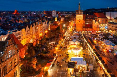 Téléchargez les photos : Gdansk, Pologne - 24 novembre 2023 : Foire de Noël magnifiquement éclairée dans la ville principale de Gdansk au crépuscule. Pologne - en image libre de droit
