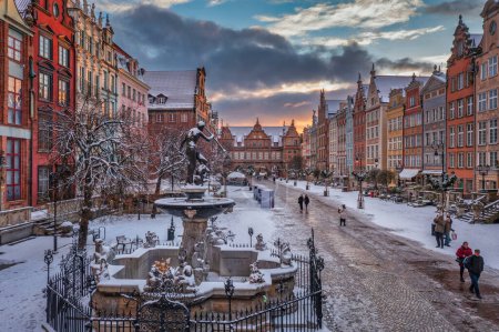Téléchargez les photos : Gdansk, Pologne - 26 novembre 2023 : Lever de soleil dans le centre historique de Gdansk à la fontaine Neptune, Pologne. - en image libre de droit