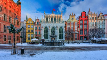 Foto de Gdansk, Polonia - 26 de noviembre de 2023: Salida del sol en el centro histórico de Gdansk en la Fuente de Neptuno, Polonia. - Imagen libre de derechos