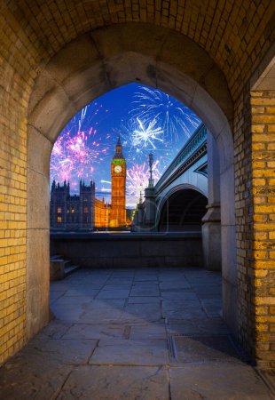 Foto de Año nuevo espectáculo de fuegos artificiales sobre el puente Big Ben y Westminster en Londres, Reino Unido - Imagen libre de derechos