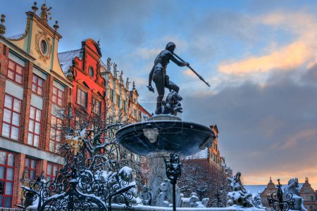 Téléchargez les photos : Lever de soleil dans le centre historique de Gdansk avec la fontaine Neptune en hiver, Pologne. - en image libre de droit