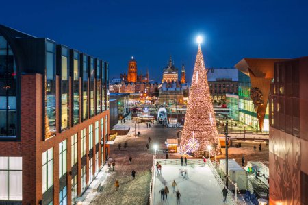 Foto de Vista aérea de la hermosa ciudad principal de Gdansk con árbol de Navidad festivo en invierno, Polonia - Imagen libre de derechos