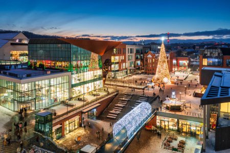Téléchargez les photos : Vue aérienne de la belle ville principale de Gdansk avec arbre de Noël festif en hiver, Pologne - en image libre de droit