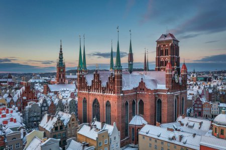 Téléchargez les photos : Lever de soleil dans le centre historique de Gdansk en hiver, Pologne. - en image libre de droit