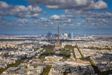 Foto de Paisaje urbano de París con Torre Eiffel en un día soleado. Francia - Imagen libre de derechos