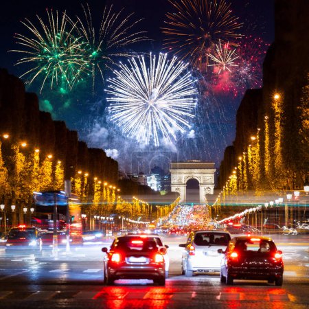 Foto de Los fuegos artificiales de Año Nuevo se exhiben sobre los Campos Elíseos en París. Francia - Imagen libre de derechos