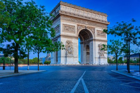 Téléchargez les photos : L'Arc de Triomphe au centre de la place Charles de Gaulle à Paris. France - en image libre de droit