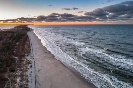 Téléchargez les photos : Belle plage baltique au coucher du soleil à Kuznica, péninsule de Hel. Pologne - en image libre de droit