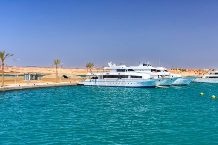 Téléchargez les photos : Beaux paysages de la côte de la mer Rouge à Port Ghalib en Egypte, Afrique. - en image libre de droit