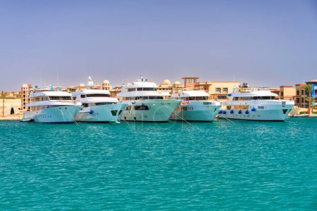 Téléchargez les photos : Beaux paysages de la côte de la mer Rouge à Port Ghalib en Egypte, Afrique. - en image libre de droit